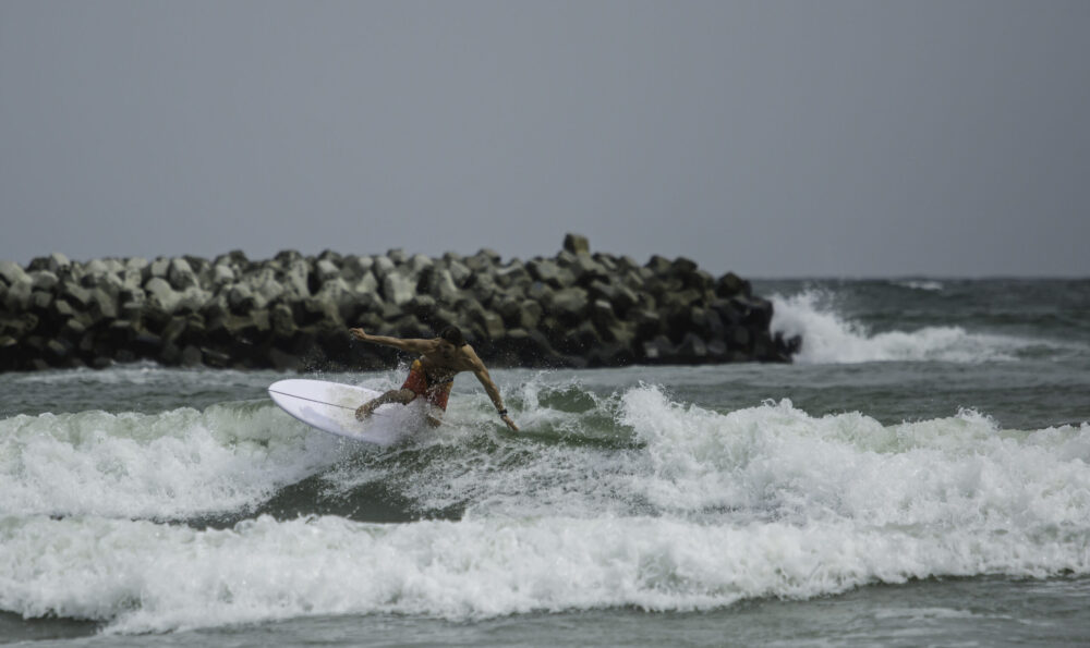 Tib surf Marea neagra backside lip turn